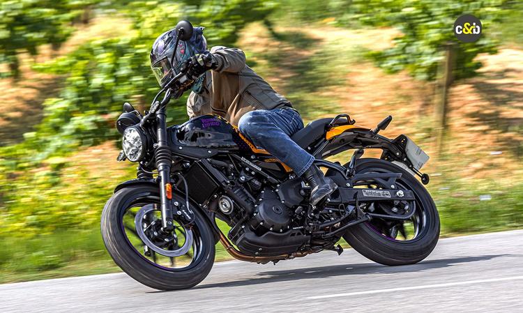 Royal Enfield Guerrilla 450 Review: New RE Roadster Ridden! हम बार्सिलोना के आसपास की घुमावदार सड़कों पर नई रॉयल एनफील्ड गुरिल्ला 450 की सवारी कर रहे हैं ताकि यह जान सकें कि यह नई 450 सीसी रोडस्टर में क्या कुछ खास है.