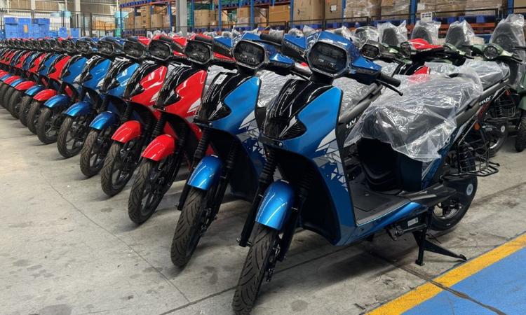 BGauss RUV350 Production Commenced RUV350 एक बार चार्ज करने पर इको मोड में 120 किलोमीटर की वास्तविक रेंज देने में सक्षम है और इसे 75 किमी प्रति घंटे की टॉप स्पीड प्राप्त करने के लिए तैयार किया गया है.