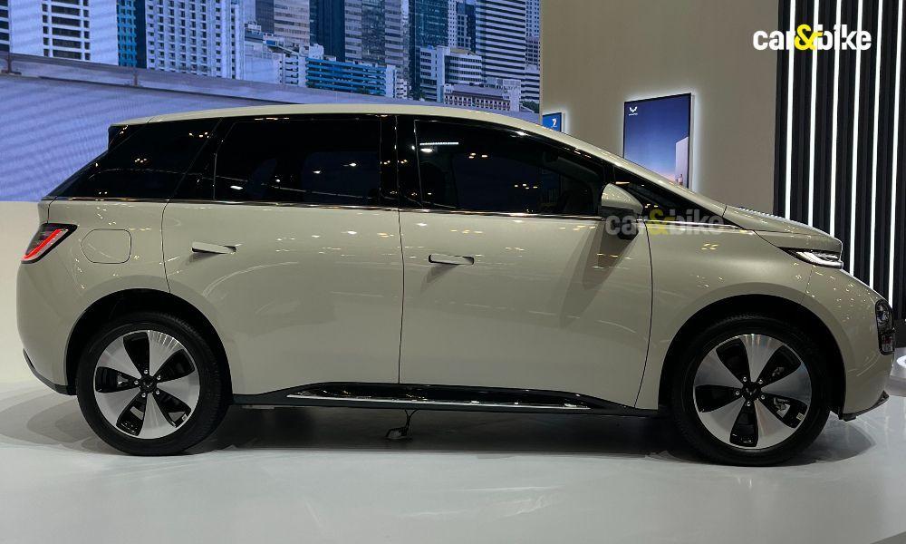 एमजी विंडसर ईवी भारत में 11 सितंबर को होगी लॉन्च SAIC के वूलिंग सब-ब्रांड के तहत विदेशों में उपलब्ध, विंडसर JSW MG मोटर इंडिया के लाइनअप में कॉमेट और ZS EV के बीच के अंतर को कम करने के लिए तैयार है.