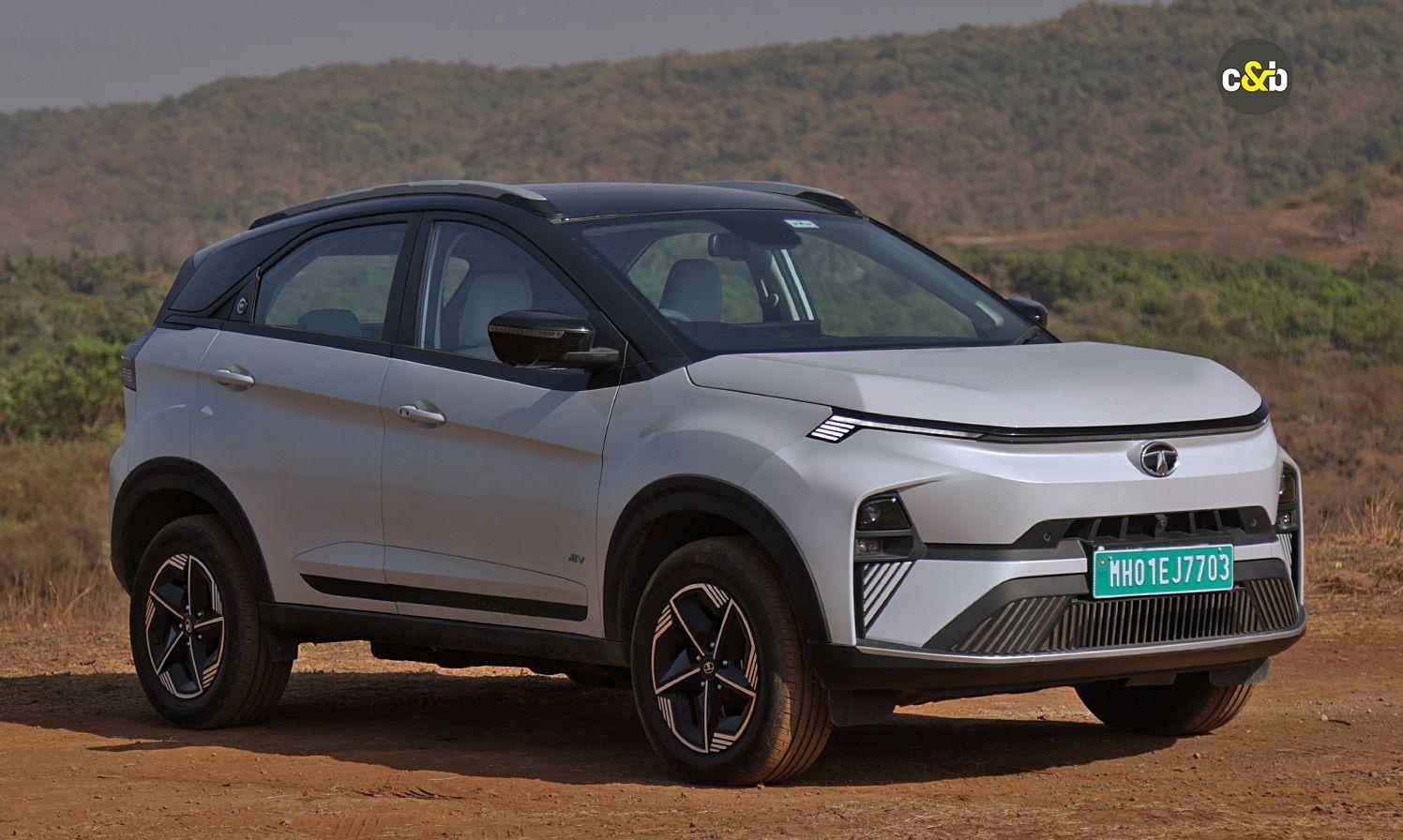 टाटा नेक्सॉन ईवी लॉन्ग रेंज 40.5 kWh हुआ बंद; अब केवल 30 kWh और 45 kWh बैटरी विकल्प उपलब्ध नेक्सॉन ईवी 45 के लॉन्च ने इस बात पर सवाल उठाया था कि नेक्सॉन ईवी की लाइन-अप आगे चलकर कैसे आकार लेगी, क्योंकि नया वेरिएंट नेक्सॉन ईवी लॉन्ग रेंज की तुलना में न्यूनतम कीमत अंतर पर आता है.