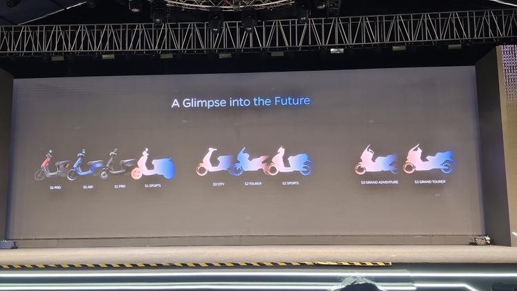 Ola Teases 5 New E-Scooters; Tourer And Adventure Scooters On The Cards एस1 लाइन-अप के बाद, ओला ने एस2 और एस3 स्कूटर लाइन-अप पेश करने की योजना बनाई है, जिसमें पहले में सिटी, टूरर और स्पोर्ट के साथ-साथ बाद में ग्रांड टूरर और ग्रांड एडवेंचर शामिल हैं.