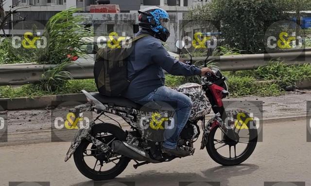 ज्यादा किफायती बजाज फ्रीडम सीएनजी टैस्टिंग के दौरान आई नज़र फ्रीडम वैरिएंट के टैस्टिंग मॉडल को पूरी तरह से ढके होने साथ टैस्टिंग करते हुए देखा गया था.