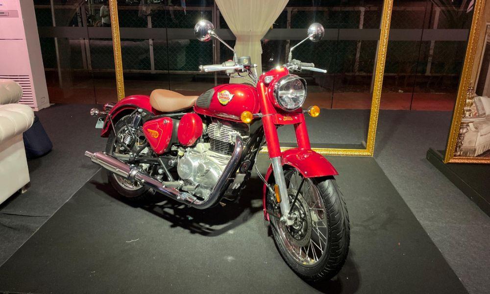 2024 Royal Enfield Classic 350 Launched At Rs 2 Lakh आधुनिक क्लासिक मोटरसाइकिल में सात नई रंग योजनाएं, एक एलईडी हेडलैंप और एक गियर पोजिशन इंडिकेटर मिलता है.