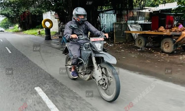 Upcoming KTM 390 Adventure Spied Yet Again इसमें नया 399 सीसी इंजन होगा जो 390 ड्यूक में भी है, लेकिन इसकी ट्यूनिंग अलग होगी.