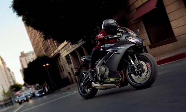 ट्रायम्फ डेटोना 660 भारत में हुई लॉन्च, कीमत रु. 9.72 लाख  तीन रंग विकल्पों में उपलब्ध, नई डेटोना 660 टाइगर स्पोर्ट 660 के बाद दूसरी बाइक है जो ट्राइडेंट 660 के इंजन प्लेटफॉर्म पर आधारित है.