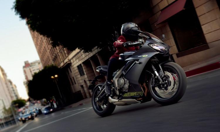 Triumph Daytona 660 Launched In India At Rs 9.72 Lakh तीन रंग विकल्पों में उपलब्ध, नई डेटोना 660 टाइगर स्पोर्ट 660 के बाद दूसरी बाइक है जो ट्राइडेंट 660 के इंजन प्लेटफॉर्म पर आधारित है.