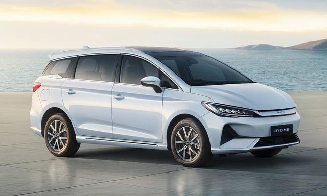 3-रो BYD M6 इलेक्ट्रिक MPV भारत में जल्द होगी लॉन्च e6 को अपडेट देने के लिए, बीवाईडी भारत में M6 इलेक्ट्रिक एमपीवी आने वाले हफ्तों में लॉन्च करेगी, साथ ही इसमें सीटों की एक अतिरिक्त रो भी होगी, इसमें संभवतः एक पैनोरमिक सनरूफ भी होगी.