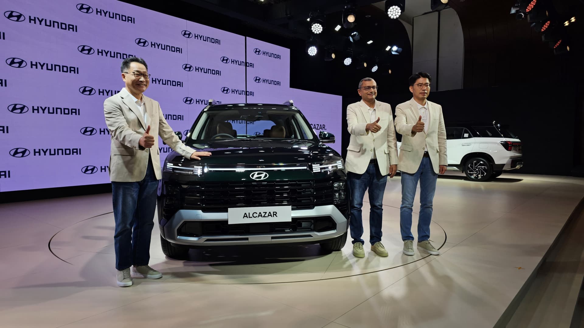 ह्यून्दे अल्कज़ार फेसलिफ्ट में क्रेटा फेसलिफ्ट की तरह ही सामने का हिस्सा पूरी तरह बदला हुआ मिलता है, साथ ही इसके कैबिन में भी बहुत से नए फीचर्स को जोड़ा गया है.