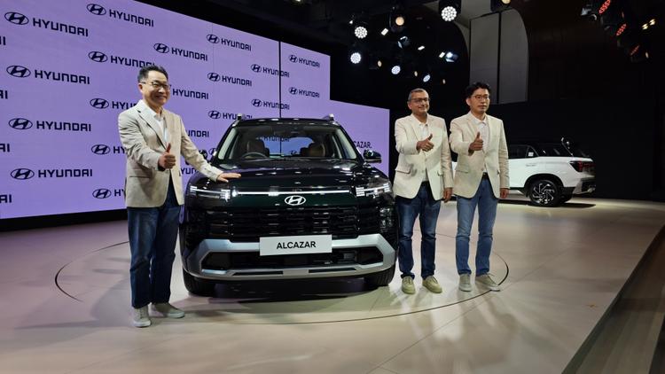 Hyundai Alcazar Facelift Launched In India; Prices Start At Rs. 14.99 Lakh ह्यून्दे अल्कज़ार फेसलिफ्ट में क्रेटा फेसलिफ्ट की तरह ही सामने का हिस्सा पूरी तरह बदला हुआ मिलता है, साथ ही इसके कैबिन में भी बहुत से नए फीचर्स को जोड़ा गया है.