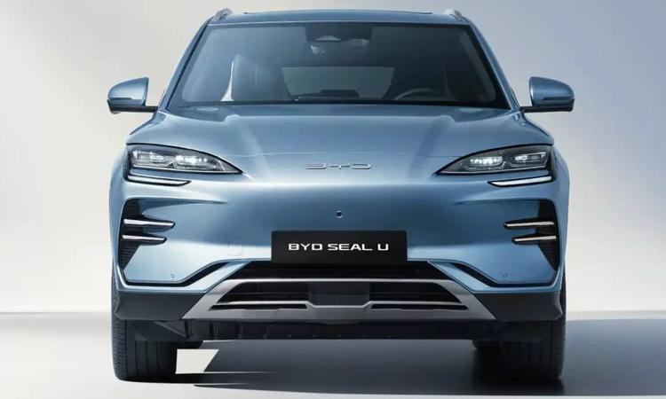 BYD Plots Second SUV For India In 2025; Likely To Debut At Bharat Mobility Global Expo कारएंडबाइक के साथ बातचीत में, BYD इंडिया के प्रमुख राजीव चौहान ने पुष्टि की कि कंपनी की चौथी मॉडल लाइन - eMax 7 MPV की शुरुआत के बाद - एक SUV होगी; बाजार के प्रीमियम अंत की ओर स्थित होने की संभावना है.