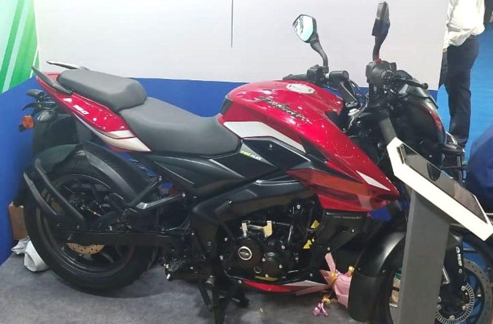 Ethanol-Powered Bajaj NS160 Flex Fuel Showcased At IBET Expo 2024 इस मोटरसाइकिल को इससे पहले इस साल की शुरुआत में आयोजित भारत मोबिलिटी एक्सपो में पेश किया गया था.