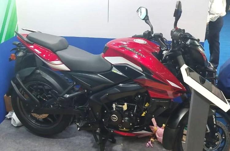 Ethanol-Powered Bajaj NS160 Flex Fuel Showcased At IBET Expo 2024 इस मोटरसाइकिल को इससे पहले इस साल की शुरुआत में आयोजित भारत मोबिलिटी एक्सपो में पेश किया गया था.