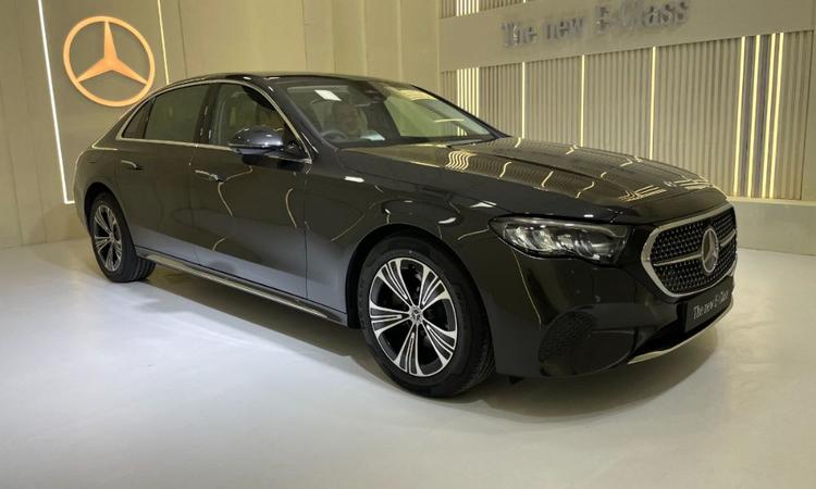 New Mercedes-Benz E-Class Long-Wheelbase India Launch On October 9 ई-क्लास सेडान का नया वैरिएंट पूरी तरह से इसके लॉन्ग व्हीलबेस स्पेक में पेश किया जाएगा, जो वर्तमान में चीन जैसे बाजारों में बिक्री पर है.