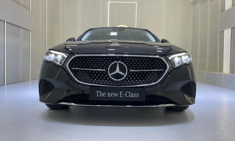 2025 Mercedes-Benz E-Class Arrives In India: Detailed First Look पहले से कहीं अधिक बड़े फीचर्स, मर्क के प्रतिष्ठित सैलून के बिल्कुल नए वैरिएंट में इसके लिए काफी कुछ है.