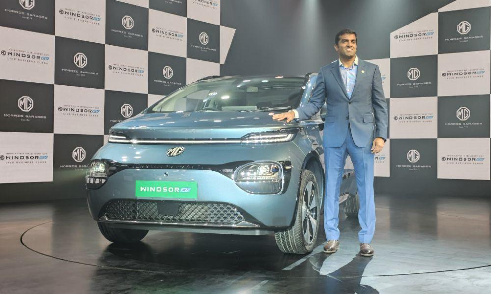 MG Windsor EV Launched In India At Rs 9.99 Lakh Under Battery Subscription Model विंडसर ईवी को बैटरी सब्सक्रिप्शन मॉडल के साथ पेश किया जा रहा है, जिसके मालिकों को बैटरी पैक के लिए प्रति किमी रु.3.50 पैसे का भुगतान करना होगा.
