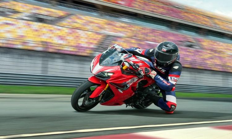 2024 TVS Apache RR 310: Top Five Highlights अपाचे आरआर 310 के नए वैरिएंट में कई नए डिज़ाइन अपडेट, एक बदला हुआ इंजन और एक नए रंग शामिल है.