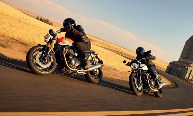 2025 Triumph Speed Twin 1200 Pair Unveiled मोटरसाइकिल को डिज़ाइन में कुछ बदलाव, 1200 सीसी इंजन के अपडेट और कुछ अन्य चीज़ों के साथ बेहतर बनाया गया है.