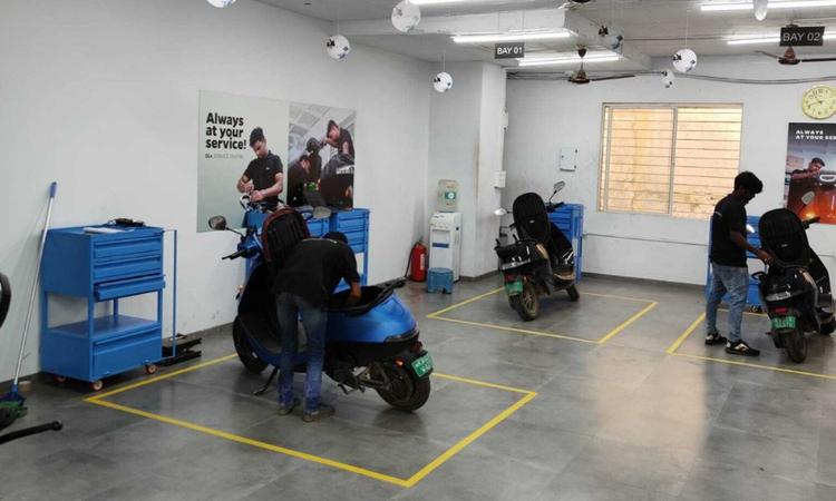Ola Electric Announces New Service Initiatives: 1,000 Service Centres By End-24, 1-Day Resolution Of Issues इसमें यह भी कहा गया है कि जिन ग्राहकों को सर्विस के मामले में एक दिन से अधिक समय लगता है, उन्हें एवज के रूप में ओला एस1 स्कूटर दिया जाएगा,
