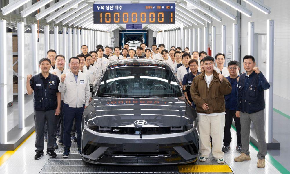 Hyundai Rolls Out 100 Millionth Passenger Vehicle कंपनी ने अपने उल्सान प्लांट में एक समारोह आयोजित किया जिसमें ग्राहक को उसके 100 मिलियनवें और पहले वाहन की डिलेवरी शामिल थी.
