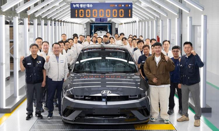 Hyundai Rolls Out 100 Millionth Passenger Vehicle कंपनी ने अपने उल्सान प्लांट में एक समारोह आयोजित किया जिसमें ग्राहक को उसके 100 मिलियनवें और पहले वाहन की डिलेवरी शामिल थी.