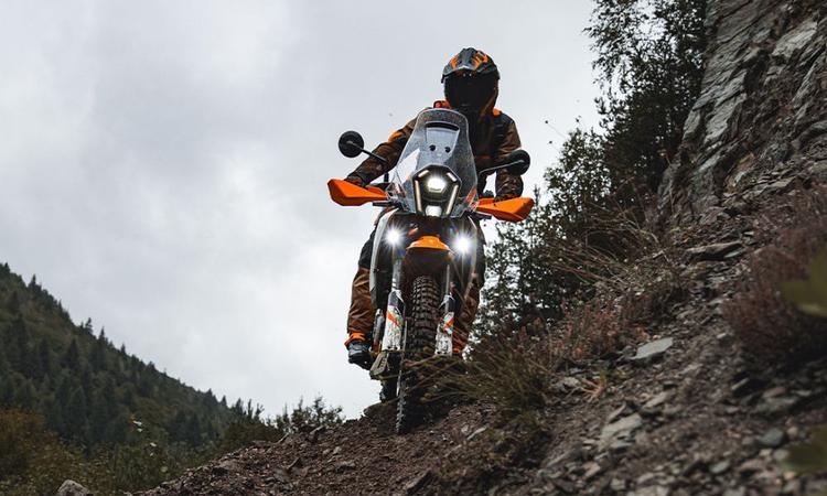 2025 KTM 250 Adventure Details Revealed 2025, 250 एडवेंचर अपने बड़े 390 एडवेंचर की तरह बिल्कुल नई है और 250 ड्यूक के समान इंजन के साथ आती है.