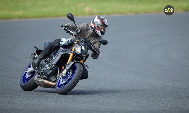 Yamaha MT-09 To Be Launched In India This Year यामाहा इंडिया ने कारएंडबाइक को पुष्टि की कि MT-09, यामाहा R7 के साथ इस साल के अंत में भारत में लॉन्च करने की योजना बनाई जा रही है.