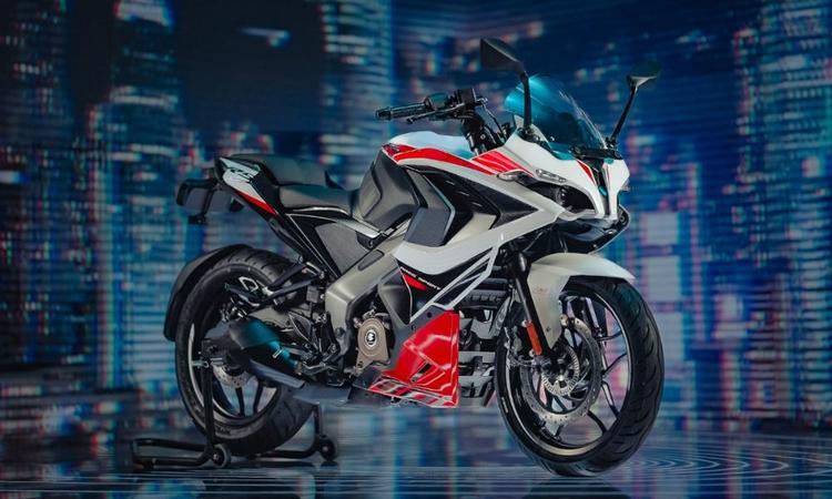 2025 Bajaj Pulsar RS200 Launched In India At Rs 1.84 Lakh; Gets Slipper Clutch, New Digital Dash अपडेट के साथ, मोटरसाइकिल को कई सारे नए फीचर्स के अलावा, छोटे-छोटे बहुत से दिखने में बदलावों के साथ पेश किया गया है.