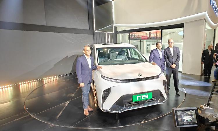 Bharat Mobility Global Expo 2025: MG M9 Luxury Electric MPV Unveiled JSW MG मोटर इंडिया ने M9 इलेक्ट्रिक के साथ भारतीय बाजार में MPV सेगमेंट में प्रवेश किया है. लक्ज़री एमपीवी 430 किलोमीटर की दावा की गई रेंज के साथ आती है.