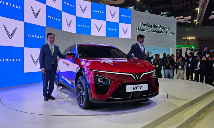 Bharat Mobility Global Expo 2025: VinFast VF 7 Electric SUV Makes India Debut; India Launch Confirmed VF7 विनफास्ट के वैश्विक मॉडलों में से एक हो सकता है जो भविष्य में भारतीय बाज़ार पर पहुंच सकता है.