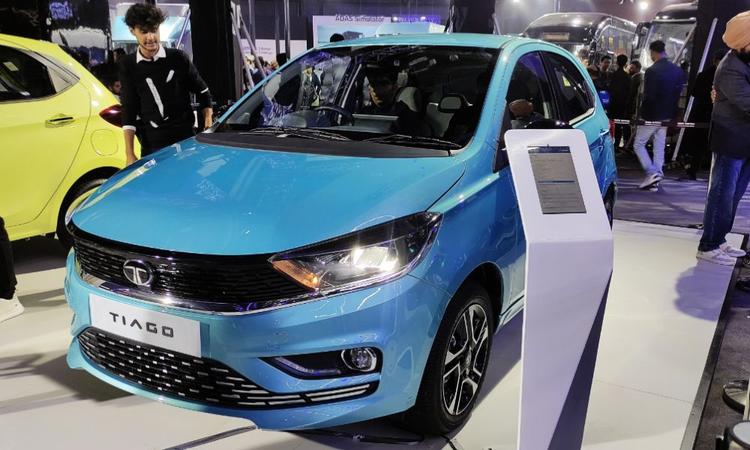 2025 Bharat Mobility Expo: 2025 Tata Tiago, Tigor Showcased नए मॉडलों को अपने प्रतिद्वंद्वियों के बराबर लाने के लिए नए फीचर्स और बदलावों की एक सीरीज़ से लाभ होता है.