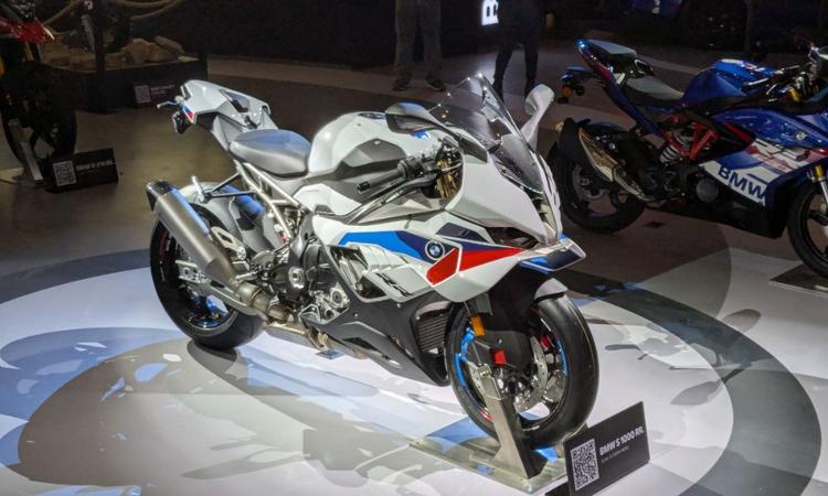 Bharat Mobility Global Expo 2025: 2025 BMW S 1000 RR Launched In India At Rs 21.10 Lakh 2025 एस 1000 आरआर में कुछ कॉस्मेटिक बदलाव किए गए हैं, जबकि पहले की तरह ही 999 सीसी इंजन के साथ पेश किया जाना जारी रहेगी.