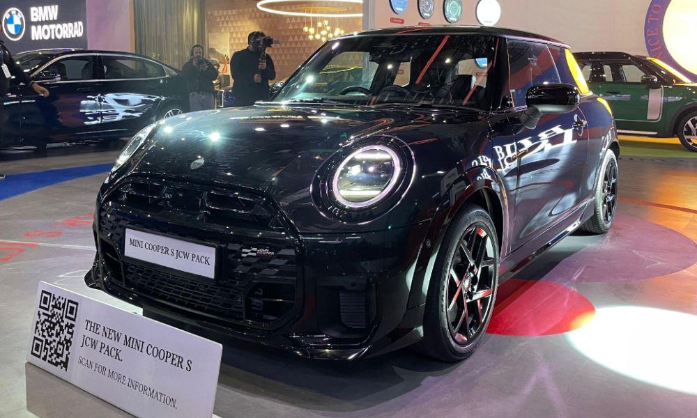 भारत मोबिलिटी ग्लोबल एक्सपो 2025: मिनी कूपर एस जॉन कूपर वर्क्स पैक हुआ लॉन्च, कीमत रु.55.90 लाख जॉन कूपर वर्क्स पैक कूपर एस हैचबैक में स्पोर्टी लुक जोड़ता है, हालांकि इंजन में कोई बदलवा नहीं मिलता है.