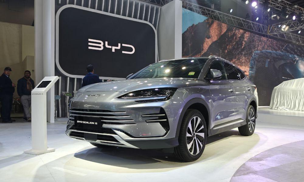 भारत मोबिलिटी ग्लोबल एक्सपो 2025: BYD Sealion 6 प्लग-इन हाइब्रिड एसयूवी भारत में हुई पेश भारत मोबिलिटी ग्लोबल एक्सपो 2025: BYD Sealion 6 प्लग-इन हाइब्रिड एसयूवी भारत में हुई पेश