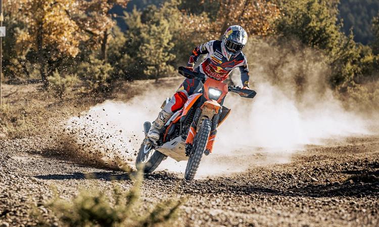 KTM 390 Enduro R To Launch In India Soon केटीएम इंडिया ने अपने सोशल मीडिया हैंडल पर 390 एंड्यूरो आर की पहली झलक दिखाई है.