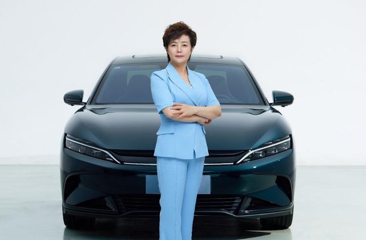 BYD's Stella Li Named 2025 World Car Person Of The Year स्टेला ली वर्ल्ड कार पर्सन ऑफ द ईयर नामित होने वाली पहली महिला हैं.