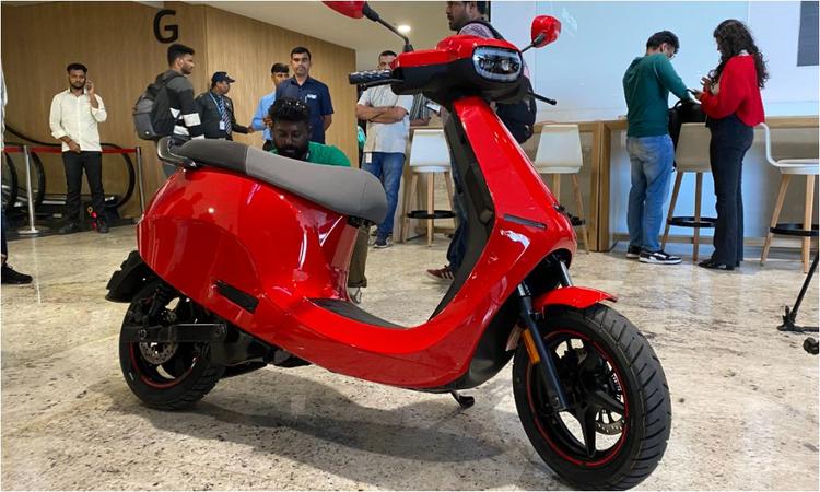 Ola Electric Gen 3 S1 Scooter Range Launched With ABS, Brake-By-Wire, Made-In-India 4680 Cell तीसरी पीढ़ी के ओला एस1 लाइनअप की कीमतें रु.79,999 से शुरू होती हैं; निचले स्तर के मॉडलों में हब मोटर को मिड-ड्राइव मोटर से बदल दिया गया.
