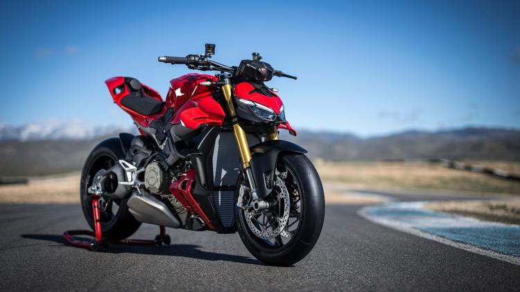 2025 Ducati Streetfighter V4 Launched At Rs. 28.68 Lakh सबसे महंगे 2025 डुकाटी स्ट्रीटफाइटर V4S की कीमत रु.32.38 लाख (एक्स-शोरूम) है और इसमें ओहलिन्स फोर्क और शॉक के साथ डुकाटी इलेक्ट्रॉनिक सस्पेंशन और ओहलिन्स स्टीयरिंग डैम्पर और एक हल्की लिथियम आयन बैटरी है.