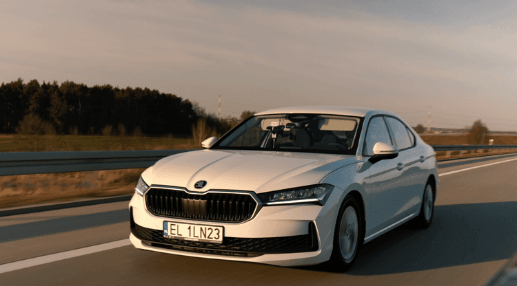 2,831 Kilometres On A Single Tank: Skoda Superb Diesel Sets A World Record यूरोपीय रैली चैंपियन मिको मार्ज़िक द्वारा चलाई गई स्कोडा सुपर्ब 2.0 टीडीआई प्रति 100 किलोमीटर में औसतन केवल 2.61 लीटर डीजल का उपयोग किया- यानी 38.31 किमी प्रति लीटर का माइलेज देने में सक्षम है.