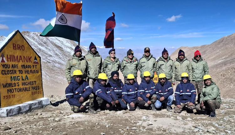 India Gets A New Highest Motorable Road; Mig La Sets New World Record at 19,400 ft बीआरओ (सीमा सड़क संगठन) ने लद्दाख के मिग ला दर्रे पर समुद्र तल से 19,400 फीट की ऊंचाई पर दुनिया की सबसे ऊंची मोटर योग्य सड़क का निर्माण किया है, जो उमलिंग ला (19,024 फीट) से भी ऊंची है.
बीआरओ (सीमा सड़क संगठन) ने लद्दाख के मिग ला दर्रे पर समुद्र तल से 19,400 फीट की ऊंचाई पर दुनिया की सबसे ऊंची मोटर योग्य सड़क का निर्माण किया है, जो उमलिंग ला (19,024 फीट) से भी ऊंची है.