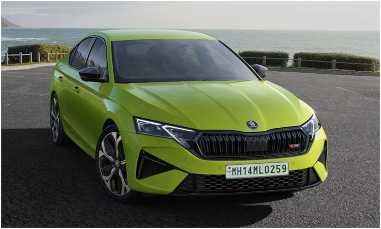 Skoda Octavia RS Preorders Open Online, Reservation Amount Set At Rs 2.50 Lakh कारएंडबाइक को मिली जानकारी के अनुसार, बुकिंग विंडो खुलने के पहले ही दिन स्कोडा को इस शानदार सेडान के लिए 100 से अधिक प्री-बुकिंग प्राप्त हो चुकी हैं.