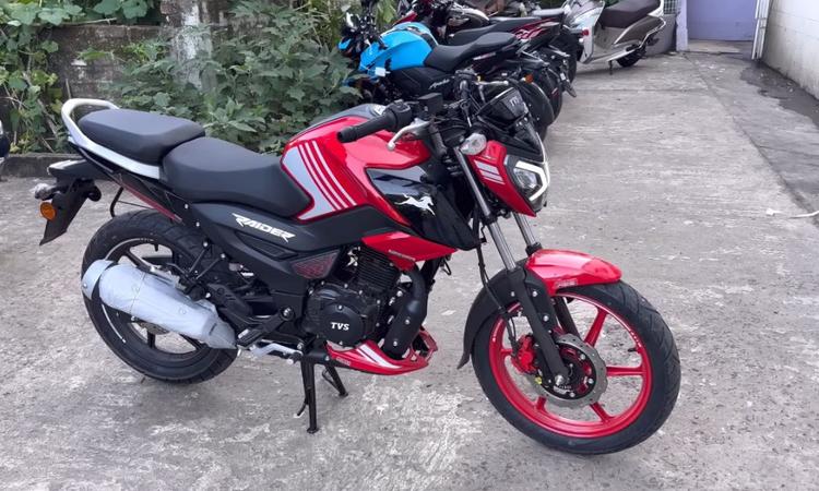 2025 TVS Raider 125 Launch Soon; Receives Single-Channel ABS and Rear Disc Brake डीलर स्टॉकयार्ड में देखी गई 2025 टीवीएस रेडर 125 में कई नए फीचर्स मिलेंगे जिनमें रियर डिस्क ब्रेक, सिंगल-चैनल एबीएस, थोड़े चौड़े टायर और नए कलरवे शामिल हैं.