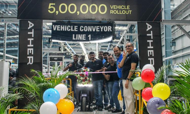 Ather Energy Achieves 5 Lakh Production Milestone मील का पत्थर यूनिट रिज़्टा थी, जो आज तक एथर की सबसे अधिक बिकने वाला स्कूटर है.