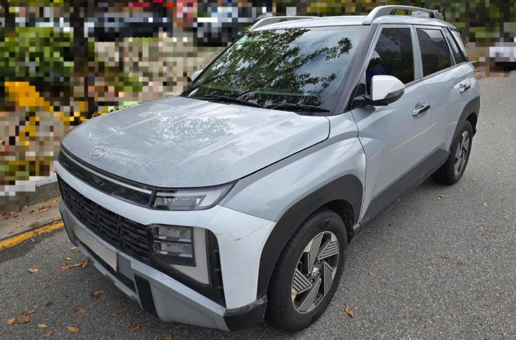 2026 Hyundai Venue Spotted Undisguised Ahead Of India Launch On November 4 भारतीय बाजार में लॉन्च होने से कुछ सप्ताह पहले ही दूसरी पीढ़ी की ह्यून्दे वेन्यू को बिना ढके देखा गया है.