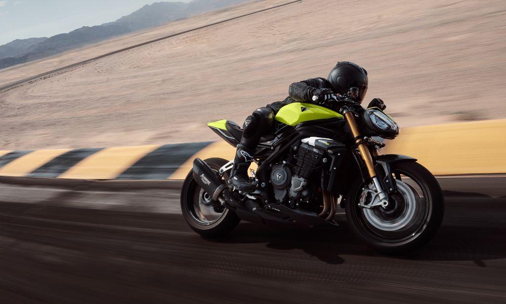 Triumph Speed Triple RX Launched at Rs 23.07 Lakh; Only 5 Units Allotted for India दुनिया भर में केवल 1200 यूनिट्स के निर्माण के साथ, स्पीड ट्रिपल RX, स्पीड ट्रिपल RS का ट्रैक-सेंट्रिक वैरिएंट है जिसमें प्रीमियम साइकिल पार्ट्स, हल्के एलिमेंट्स और एक अनूठी पोशाक है.