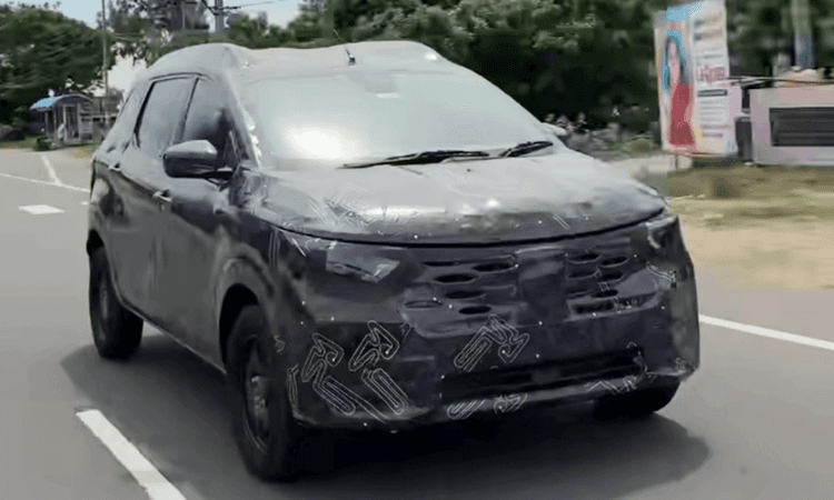 Nissan MPV Based On Triber Platform: All We Know So Far निसान 2026 की शुरुआत में भारत में रेनॉ ट्राइबर के अपने बैज-इंजीनियर मॉडल को लॉन्च करेगी. आगामी एमपीवी को अब पहली बार भारतीय सड़कों पर टैस्टिंग करते हुए देखा गया है.