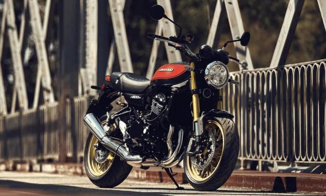 2026 कावासाकी Z900RS को किया पेश  Z900RS अब अधिक ताकत बनाता है, अपडेटेड इलेक्ट्रॉनिक्स किट के कारण अधिक स्मार्ट है, तथा चेसिस में बदलाव के कारण बेहतर हैंडलिंग देता है.