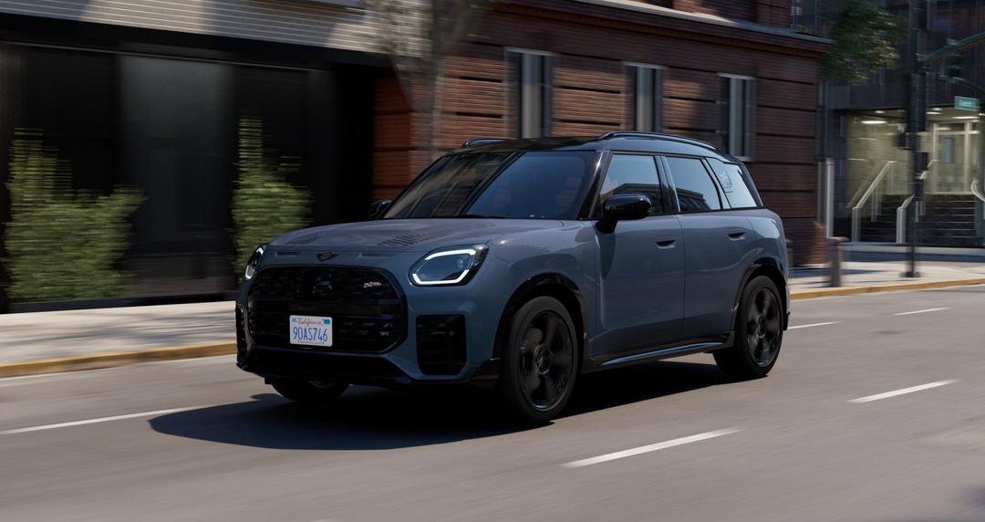 Mini Countryman SE All4 JCW Launched In India At Rs 66.90 Lakh मिनी इंडिया ने रु.66.90 लाख में ऑल-इलेक्ट्रिक कंट्रीमैन SE ऑल4 लॉन्च किया है. यह 313 hp और 494Nm टॉर्क, 440 किमी रेंज और जॉन कूपर वर्क्स ट्रिम के साथ आती है.