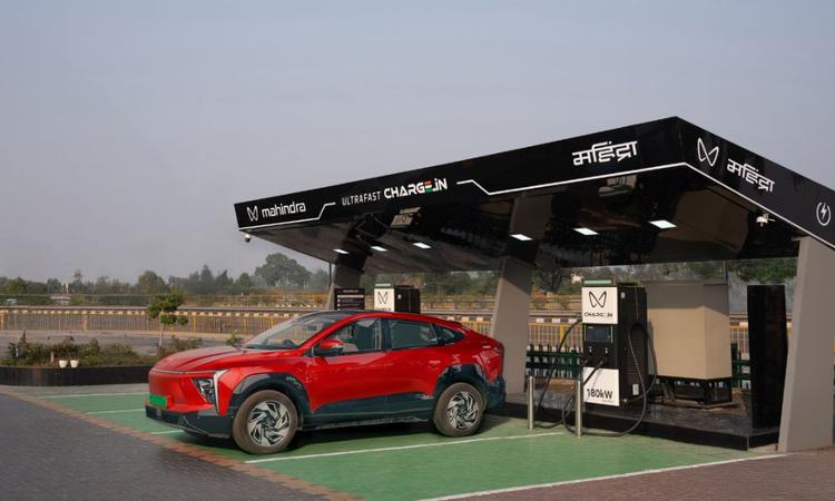 Mahindra Launches Its Own Fast Charge Network, Two Stations Go Live अपने नये इलेक्ट्रिक वाहन XEV 9s के लॉन्च से कुछ दिन पहले, महिंद्रा ने पूरे भारत में चार्जिंग स्टेशनों के अपने नेटवर्क की घोषणा की है.