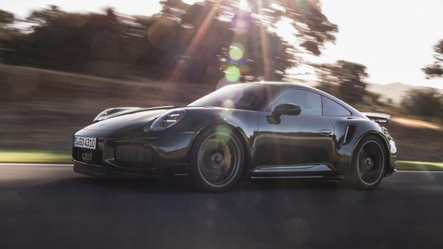 नई पोर्श 911 टर्बो एस भारत में रु.3.80 करोड़ में हुई लॉन्च यह 992.2-जनरेशन टर्बो एस है जिसमें समान GTS हाइब्रिड पावरट्रेन है, लेकिन ताकत 711bhp और टॉर्क 800Nm तक है.