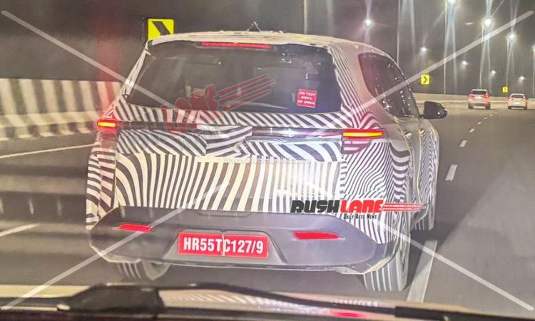 VinFast Limo Green Electric MPV Spied Testing In India For First Time यदि भारत में इसकी लॉन्चिंग की पुष्टि हो जाती है तो सात सीटों वाली ईवी का मुकाबला किआ कारेंज क्लैविस ईवी और बीवाईडी ईमैक्स 7 से हो सकता है.